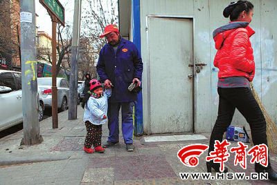 由于沒人照看，爸爸媽媽干活時帶著兩歲多的小韓靈  本報記者 董國梁 攝 